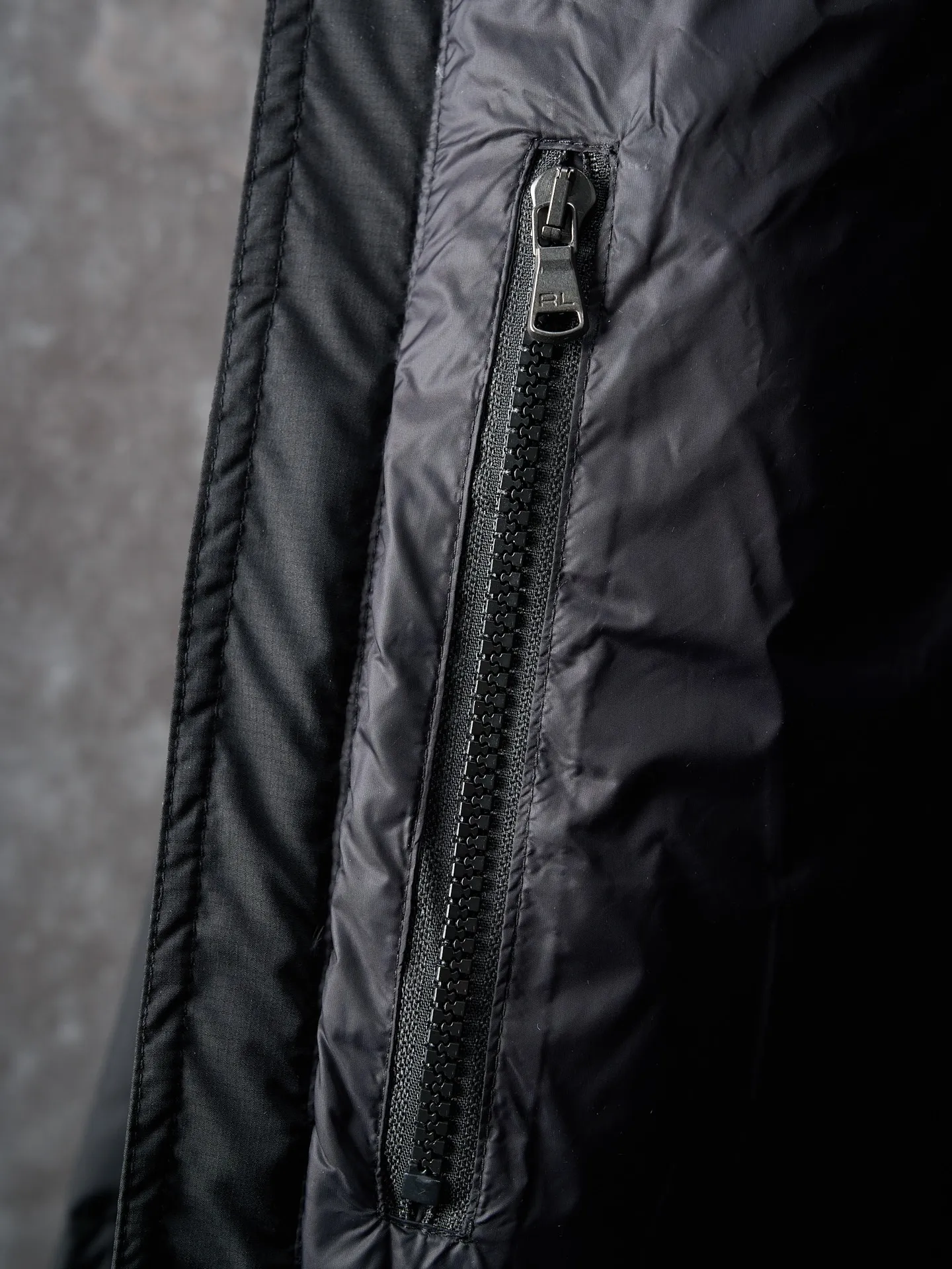 P940 Actual auction】Ralph Lauren/Ralph Lauren classic red label pony embroidered zipper hooded down jacket [Ready stock] S M L XL is made of 90 white duck down with a weight of 260g, ensuring excellent thermal insulation performance. After strict screening and processing, the velvet is not easy to drill, ensuring durability. The nylon fabric has good windproof and waterproof properties, which can effectively block the intrusion of wind and rain from the outside. It keeps the interior dry and is suitable for wearing in humid or rainy environments.  The red label on the chest is made with an imported MECLO embroidery machine. The original pattern is scanned first, and then high-quality silk thread is used to make a pattern. The density effect is adjusted by continuous pattern making.  Detachable hood: The down jacket is equipped with a detachable nylon hood, which users can easily remove or install according to weather changes or personal preferences, which is both practical and convenient.  Exquisite details: the zipper design is simple and elegant, easy to operate; the closing design of the cuffs and hem effectively prevents the intrusion of cold wind, improving the warmth and comfort of wearing.  All the hangtags, wash marks, air holes, and four-button buttons are all custom-made using original one-to-one molds.